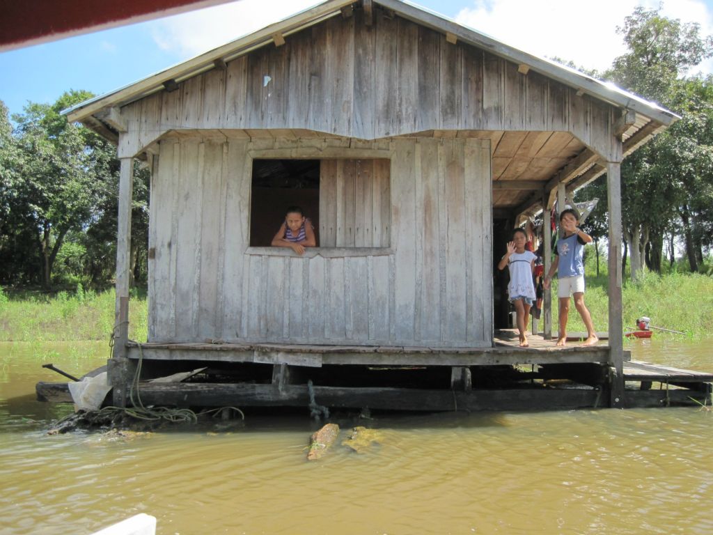 Maison de pêcheur sur le lac de Janauarie