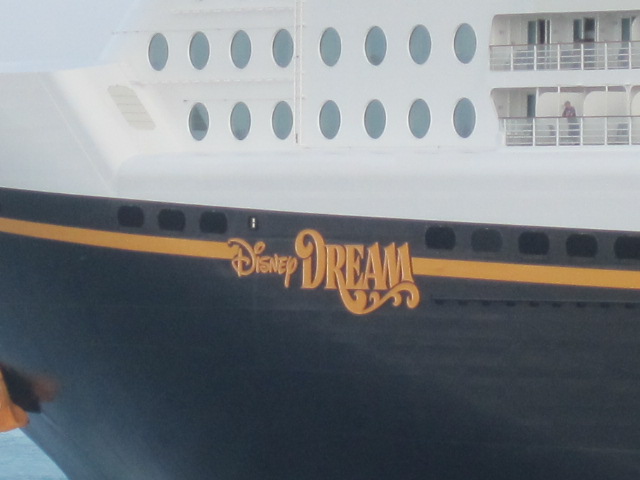 Le bateau de Mickey vient s'amarrer sur le quai d'à coté